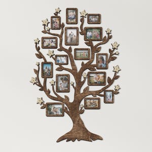 Puede incluir: Un marco de fotos de madera marrón en forma de árbol con 16 marcos individuales para fotos. Los marcos están dispuestos en forma de árbol con ramas y hojas.