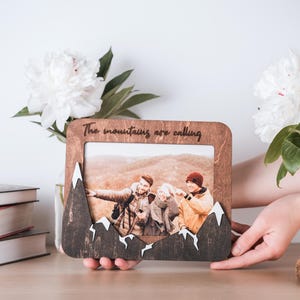 Personalisierter, gravierter Holzrahmen „Bergerinnerungen“ für Fotos, Wanddekoration, Geschenk für ihn, kleiner 5x7-Fotorahmen, individuelles Erinnerungsstück an Abenteuer.
