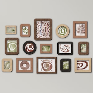 Op de afbeelding: Een verzameling van 14 foto's in houten lijst met abstracte ontwerpen in tinten bruin, groen en wit.
