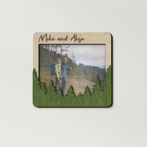 Cornice per foto personalizzata della foresta Cornice per foto con testo personalizzato Arte della parete a strati Contorno della foresta di pino Decorazione della parete dell'albero Cornice quadrata 8x10 Cartello con il nome