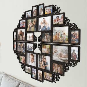 Op de afbeelding: Een grote, donkerbruine, cirkelvormige wandcollage-fotolijst met meerdere rechthoekige openingen van verschillende groottes. De lijst is versierd met ingewikkelde, lasergesneden blad- en rankpatronen langs de buitenranden en bevat talloze familiefoto's.