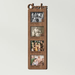Puede incluir: Un marco de fotos de madera con la palabra "Charles" en la parte superior. El marco tiene cuatro ranuras para fotos, cada una con un año y un nombre. Los años son 1916, 1949, 1984 y 2022. Los nombres son Noah, Oliver, William y James.