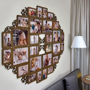 Puede incluir: Un gran marco de fotos múltiple de madera en forma de corazón, montado en una pared blanca. El marco contiene numerosas fotografías de varios tamaños. El marco tiene un acabado marrón oscuro con detalles de hojas decorativas.