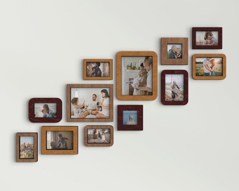 K&ouml;nnte beinhalten: Eine Ansammlung gerahmter Fotografien in verschiedenen Gr&ouml;&szlig;en und Holzfarben, angeordnet an einer wei&szlig;en Wand. Die Rahmen sind rechteckig und quadratisch, mit Bildern von Menschen und Landschaften. Die Anordnung erzeugt eine ansprechende Darstellung.