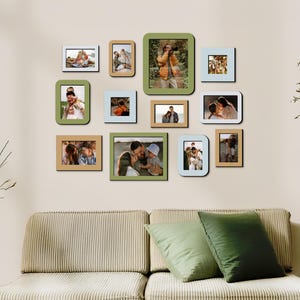 Könnte beinhalten: Eine Anordnung von gerahmten Fotos in verschiedenen Größen und Formen an einer beigefarbenen Wand. Die Rahmen sind in Grün-, Beige- und Weißtönen gehalten, die Fotos zeigen Menschen. Die Anordnung befindet sich über einem beigefarbenen Sofa mit grünen Kissen.