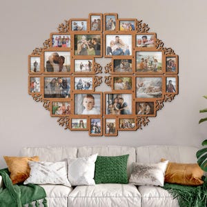 Puede incluir: Un marco de fotos de madera en forma de corazón con múltiples aberturas para fotos. El marco está decorado con intrincados diseños florales y es perfecto para mostrar fotos familiares.