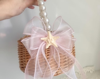 Set composto da cestino e copricapo da damigella d'onore a tema sirena rosa: accessori per matrimonio in spiaggia con conchiglie.