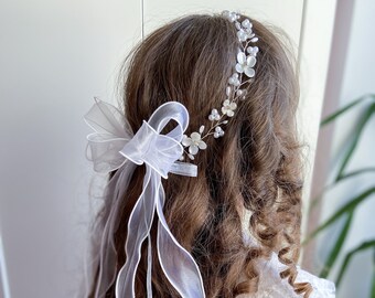 Couronne de perles avec accents de fleurs blanches : une touche intemporelle pour la première communion