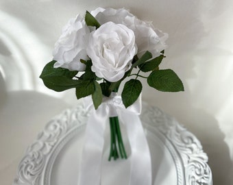 Bouquet de mariage élégant de roses blanches, composition florale artificielle romantique pour mariages classiques