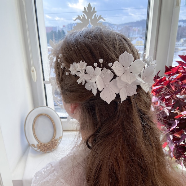 Elegant White Flower Hair Comb with Pearls and Veil, Ideal for First Communion