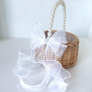 リボンとパールの持ち手が付いたフラワーガールバスケット | 結婚式用の花びらバスケット | ボヘミアンブライダルバスケット