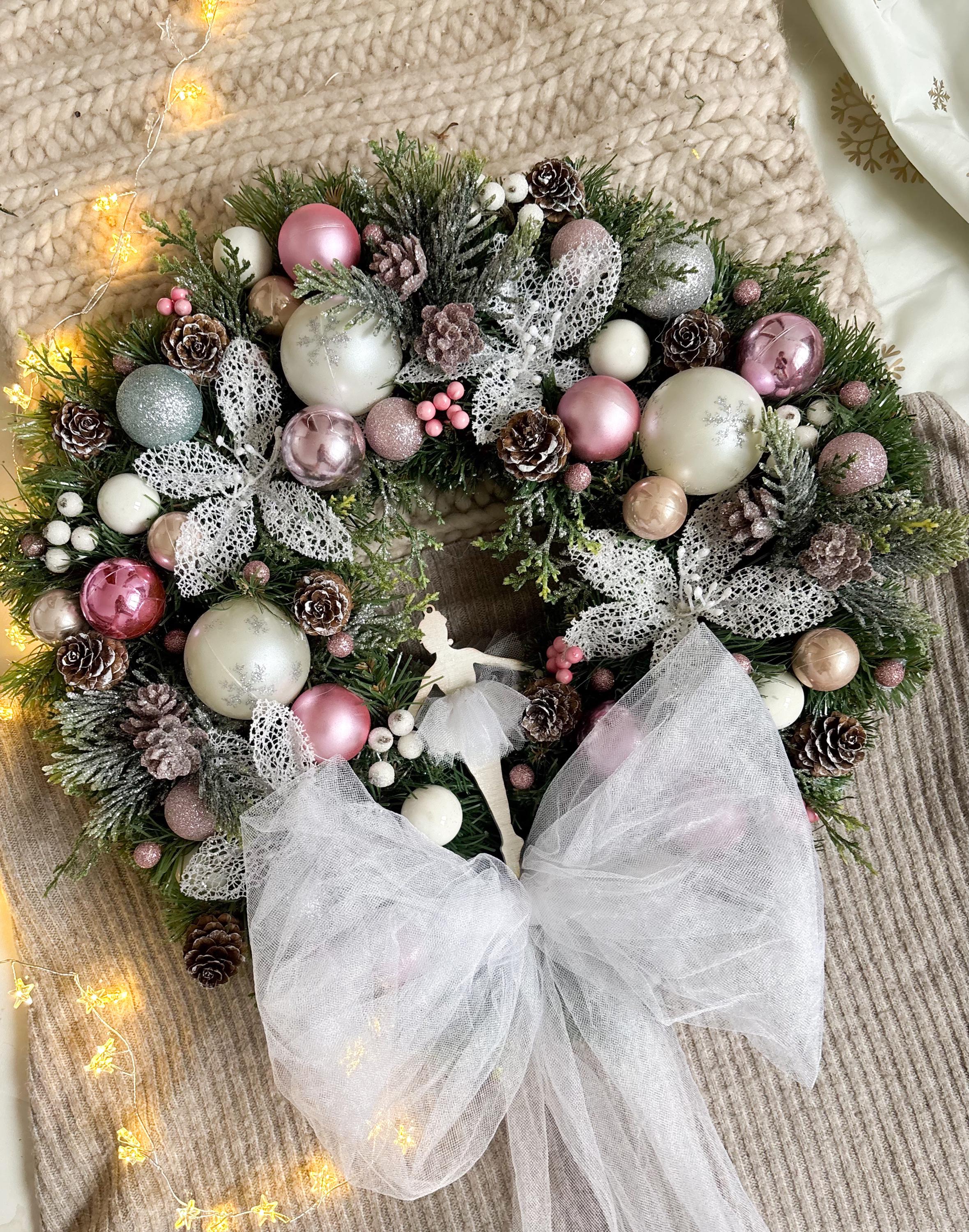 ブラッシュピンクのクリスマスリース：フロストパイン、オーナメント