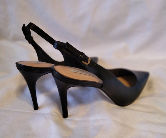 ブラックレザースリングバッグ バッグがブラブラしないストラップ付き レザーの質感が美しい