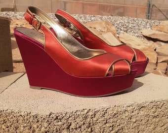 Glamorosos y únicos zapatos de cuña de satén, destalonados, en rojo, naranja y dorado. ¡Cuña de los años 2000! En excelente estado.