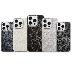 Puede incluir: Cinco fundas para teléfono con intrincados diseños de encaje en varios colores: gris oscuro, crema, negro, gris claro y una combinación de negro y gris. Cada funda tiene un borde transparente y un recorte para la cámara.