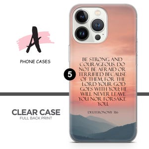 Op de afbeelding: Een transparante telefoonhoes met een full back print van een zonsondergang boven bergen. De tekst "Wees sterk en moedig. Wees niet bang of verschrikt vanwege hen, want de Heer, uw God, gaat met u; Hij zal u nooit verlaten en u niet in de steek laten. Deuteronomium 31:6" staat op de hoes gedrukt.