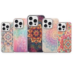 Könnte beinhalten: Fünf Smartphone-Hüllen in einer Reihe, jede mit einem eigenen, komplexen Mandala-Muster. Die Designs zeigen eine Vielzahl von Farbpaletten, darunter sanfte Pastelltöne, leuchtende Orangetöne, tiefes Violett und mehrfarbige geometrische Blumenmotive.