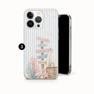 K&ouml;nnte beinhalten: Eine Smartphone-H&uuml;lle mit hellblau-wei&szlig; gestreiftem Hintergrund. Das Design zeigt einen h&ouml;lzernen Wegweiser mit den W&ouml;rtern SUNSHINE, RELAX, OCEAN, BEACH und PARADISE sowie ein Surfbrett, eine geflochtene Tasche und Korallenriffe.
