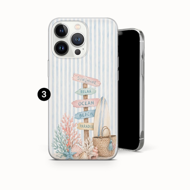 K&ouml;nnte beinhalten: Eine Smartphone-H&uuml;lle mit hellblau-wei&szlig; gestreiftem Hintergrund. Das Design zeigt einen h&ouml;lzernen Wegweiser mit den W&ouml;rtern SUNSHINE, RELAX, OCEAN, BEACH und PARADISE sowie ein Surfbrett, eine geflochtene Tasche und Korallenriffe.