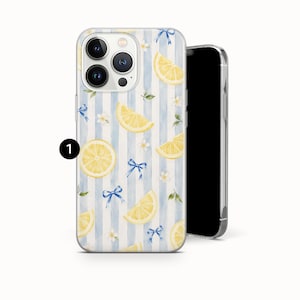 K&ouml;nnte beinhalten: Eine transparente Smartphone-H&uuml;lle mit einem Aquarellmuster aus gelben Zitronenscheiben, kleinen wei&szlig;en Bl&uuml;ten und hellblauen Schleifen, die &uuml;ber vertikalen hellblauen Streifen angeordnet sind. Das Design bedeckt die R&uuml;ckseite des Telefons.