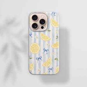 K&ouml;nnte beinhalten: Eine Smartphone-H&uuml;lle mit einem Muster aus gelben Zitronenscheiben, kleinen blauen Schleifen und winzigen wei&szlig;en Bl&uuml;ten auf einem Hintergrund aus vertikalen hellblauen und wei&szlig;en Streifen. Die H&uuml;lle hat einen Ausschnitt f&uuml;r eine Dreifachkamera.