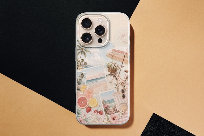 K&ouml;nnte beinhalten: Eine transparente Smartphone-H&uuml;lle mit einer Collage aus sommerlichen Motiven, darunter Strandszenen, ein Fahrrad mit Blumenkorb, ein Sonnenschirm, aufgeschnittene Zitrusfr&uuml;chte, Erdbeeren, Kirschen, eine Tragetasche und ein Seestern in Pastellt&ouml;nen.