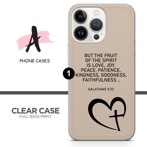 Op de afbeelding: Een transparante telefoonhoes met een beige achtergrond en een zwart hart met een kruis erin. De tekst "BUT THE FRUIT OF THE SPIRIT IS LOVE, JOY, PEACE, PATIENCE, KINDNESS, GOODNESS, FAITHFULNESS... GALATIANS 5:22" staat op de hoes gedrukt.