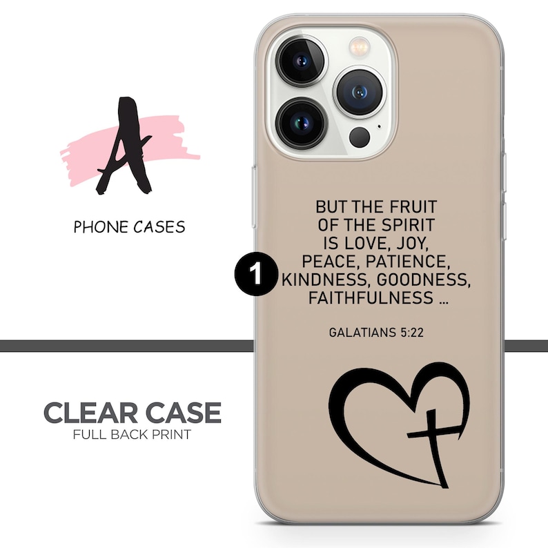 Op de afbeelding: Een transparante telefoonhoes met een beige achtergrond en een zwart hart met een kruis erin. De tekst "BUT THE FRUIT OF THE SPIRIT IS LOVE, JOY, PEACE, PATIENCE, KINDNESS, GOODNESS, FAITHFULNESS... GALATIANS 5:22" staat op de hoes gedrukt.