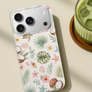 K&ouml;nnte beinhalten: Eine transparente Smartphone-H&uuml;lle mit einem wiederkehrenden Muster aus Aquarell-Illustrationen, darunter gr&uuml;ne Palmbl&auml;tter, rosa Hibiskusbl&uuml;ten, braune Kokosn&uuml;sse, Muscheln, eine Meeresschildkr&ouml;te sowie blaue und rosa Seesterne.
