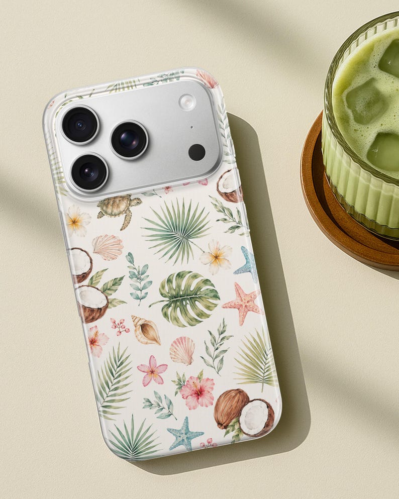 K&ouml;nnte beinhalten: Eine transparente Smartphone-H&uuml;lle mit einem wiederkehrenden Muster aus Aquarell-Illustrationen, darunter gr&uuml;ne Palmbl&auml;tter, rosa Hibiskusbl&uuml;ten, braune Kokosn&uuml;sse, Muscheln, eine Meeresschildkr&ouml;te sowie blaue und rosa Seesterne.