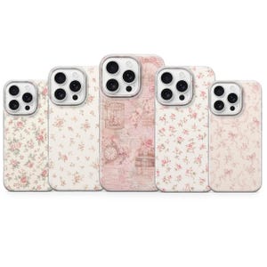 Könnte beinhalten: Fünf Handyhüllen mit floralen und Vintage-Designs. Die Hüllen zeigen Muster aus kleinen rosa Rosen, Vogelkäfigen, Uhren und Schleifen, alles vor cremefarbenen und rosa Hintergründen. Die Hüllen sind für verschiedene Telefonmodelle konzipiert.