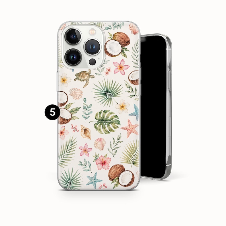 K&ouml;nnte beinhalten: Eine transparente Smartphone-H&uuml;lle mit einem tropischen Muster aus Kokosn&uuml;ssen, gr&uuml;nen Palmbl&auml;ttern, rosa Hibiskusbl&uuml;ten, Muscheln, einer kleinen Meeresschildkr&ouml;te und Seesternen. Das Design ist auf einem durchsichtigen Hintergrund gedruckt.