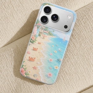 K&ouml;nnte beinhalten: Eine transparente Smartphone-H&uuml;lle mit einer aufgedruckten Illustration einer tropischen Strandszene, die hellblaues Wasser, beigen Sand, rosa Hibiskusbl&uuml;ten, kleine orangefarbene Krabben, Muscheln, ein Surfbrett und ein Strandhaus zeigt.