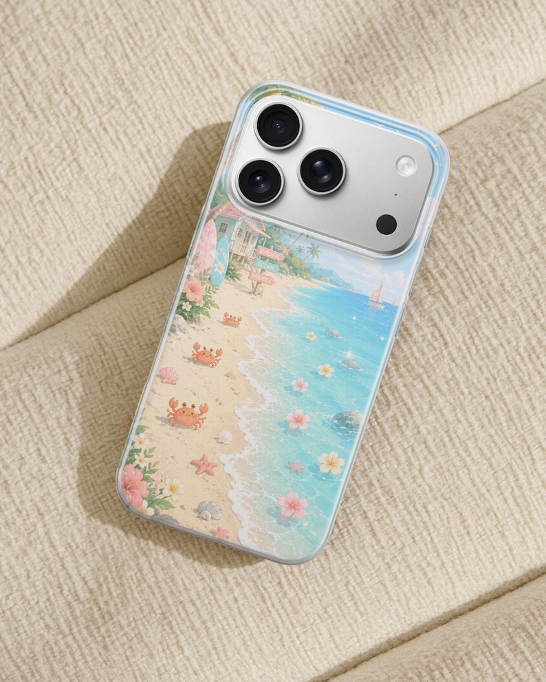 K&ouml;nnte beinhalten: Eine transparente Smartphone-H&uuml;lle mit einer aufgedruckten Illustration einer tropischen Strandszene, die hellblaues Wasser, beigen Sand, rosa Hibiskusbl&uuml;ten, kleine orangefarbene Krabben, Muscheln, ein Surfbrett und ein Strandhaus zeigt.