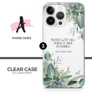 Op de afbeelding: Een transparante telefoonhoes met een bloemenpatroon en de tekst "Met God is alles mogelijk. Matthe&uuml;s 19:26".