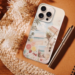 K&ouml;nnte beinhalten: Eine transparente Smartphone-H&uuml;lle mit einer Collage aus sommerlichen Motiven, darunter eine Strandszene, ein Fahrrad mit Blumenkorb, Zitrusfr&uuml;chte, Erdbeeren, Kirschen und ein Sonnenschirm, mit einer Aussparung f&uuml;r die Dreifachkamera.