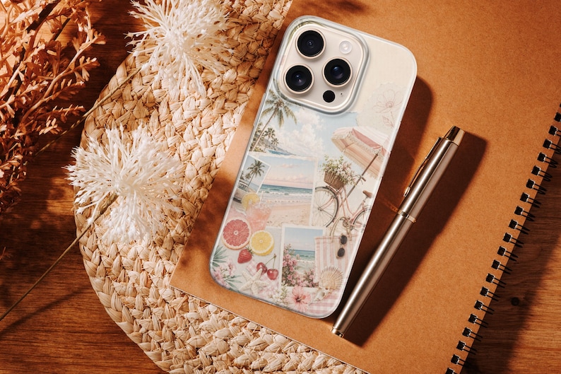 K&ouml;nnte beinhalten: Eine transparente Smartphone-H&uuml;lle mit einer Collage aus sommerlichen Motiven, darunter eine Strandszene, ein Fahrrad mit Blumenkorb, Zitrusfr&uuml;chte, Erdbeeren, Kirschen und ein Sonnenschirm, mit einer Aussparung f&uuml;r die Dreifachkamera.