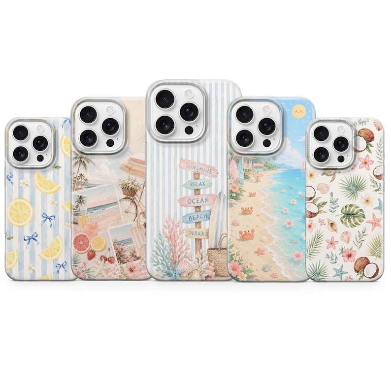 K&ouml;nnte beinhalten: F&uuml;nf Smartphone-H&uuml;llen mit verschiedenen sommerlichen Motiven. Die Designs zeigen gelbe Zitronenscheiben auf blauen Streifen, Strand-Fotocollagen, ein Holzschild mit Strand-Text, einen sandigen K&uuml;stenabschnitt mit Krabben und tropische Kokosn&uuml;sse.