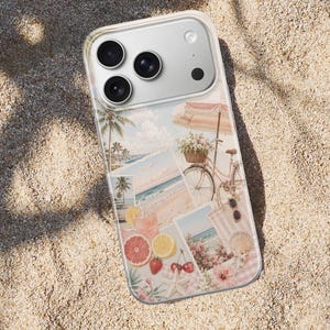K&ouml;nnte beinhalten: Eine transparente Smartphone-H&uuml;lle mit einer Collage aus sommerlichen Motiven, darunter ein Fahrrad mit Blumenkorb, ein Sonnenschirm, Palmen, aufgeschnittene Zitrusfr&uuml;chte, Kirschen, ein Seestern und Szenen von der K&uuml;ste.