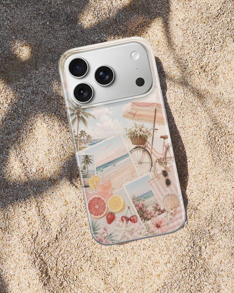 K&ouml;nnte beinhalten: Eine transparente Smartphone-H&uuml;lle mit einer Collage aus sommerlichen Motiven, darunter ein Fahrrad mit Blumenkorb, ein Sonnenschirm, Palmen, aufgeschnittene Zitrusfr&uuml;chte, Kirschen, ein Seestern und Szenen von der K&uuml;ste.