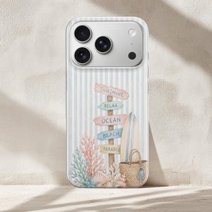 K&ouml;nnte beinhalten: Eine Smartphone-H&uuml;lle mit hellblau-wei&szlig;em vertikalem Streifenmuster. Das Design zeigt einen h&ouml;lzernen Wegweiser mit den Aufschriften Sunshine, Relax, Ocean, Beach und Paradise sowie ein Surfbrett, eine geflochtene Tasche und Korallen.