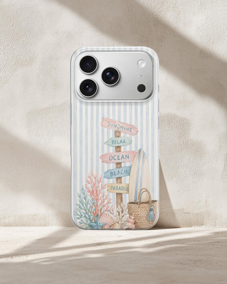 K&ouml;nnte beinhalten: Eine Smartphone-H&uuml;lle mit hellblau-wei&szlig;em vertikalem Streifenmuster. Das Design zeigt einen h&ouml;lzernen Wegweiser mit den Aufschriften Sunshine, Relax, Ocean, Beach und Paradise sowie ein Surfbrett, eine geflochtene Tasche und Korallen.