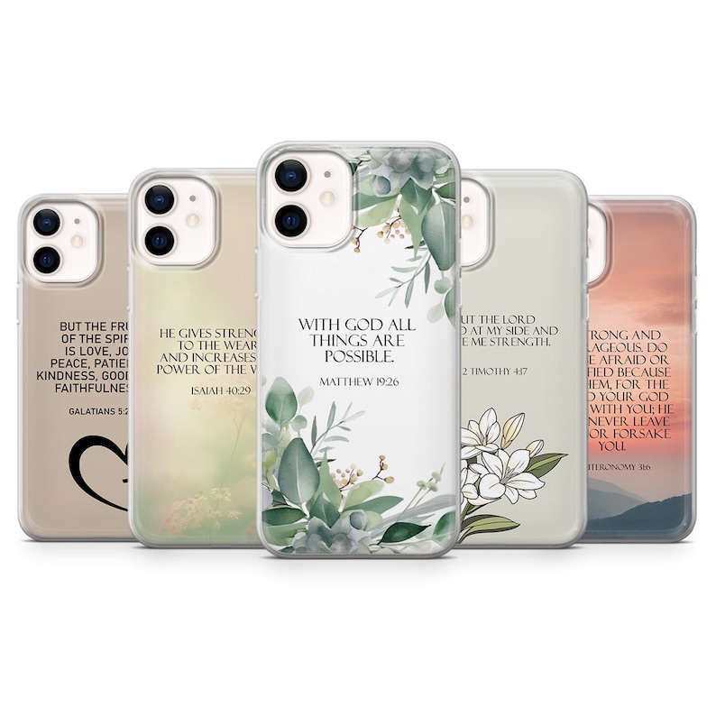 Op de afbeelding: Set van vijf telefoonhoesjes met bloemenontwerpen en inspirerende citaten. De citaten zijn: "De vrucht van de Geest is echter liefde, vreugde, vrede, geduld, vriendelijkheid, goedheid, trouw, zachtmoedigheid en zelfbeheersing."  "Hij geeft kracht aan de vermoeide en vermeerdert de kracht van de zwakke."  "Met God is alles mogelijk."  "Maar de Heer stond aan mijn zijde en gaf mij kracht."  "Wees sterk en moedig. Wees niet bang en schrik niet voor hen, want de Heer, uw God, gaat met u; Hij zal u niet verlaten en u niet in de steek laten."
