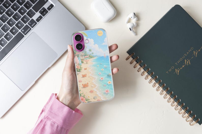 K&ouml;nnte beinhalten: Eine transparente Smartphone-H&uuml;lle mit einer farbenfrohen Strandillustration, die Sand, blaues Meer, Palmen, kleine Krabben, Seesterne und rosa Blumen zeigt. Die H&uuml;lle hat einen markanten violetten Kamerarahmen und ein leuchtend gelbes Sonnensymbol.