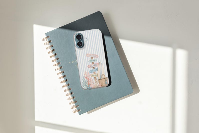 K&ouml;nnte beinhalten: Eine transparente Smartphone-H&uuml;lle mit wei&szlig;em vertikalem Streifenmuster und einem Strand-Motiv, das einen Wegweiser, eine geflochtene Tasche und Korallen zeigt. Auf dem Wegweiser stehen die W&ouml;rter Relax, Ocean, Beach und Paradise in Pastellfarben.