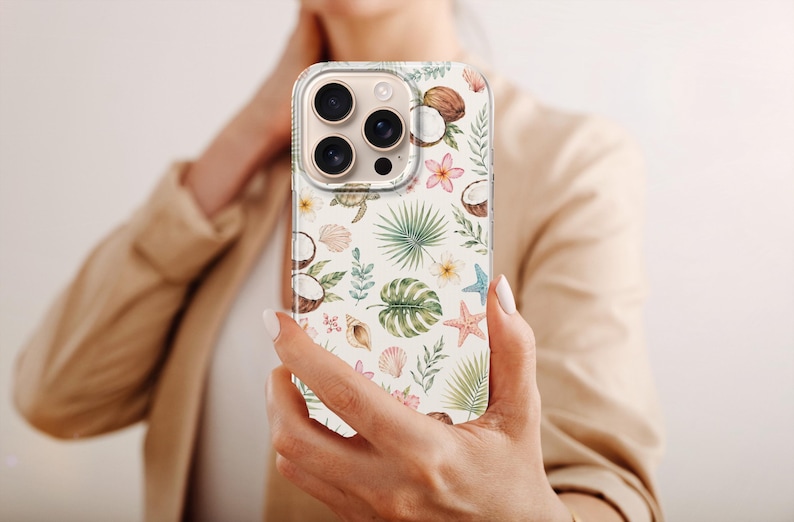 K&ouml;nnte beinhalten: Eine transparente Smartphone-H&uuml;lle mit einem wiederkehrenden Muster aus tropischen Elementen, darunter gr&uuml;ne Palmenbl&auml;tter, Monstera-Bl&auml;tter, braune Kokosn&uuml;sse, rosa Seesterne, Muscheln und kleine Blumen auf wei&szlig;em Hintergrund.