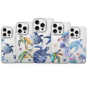 Könnte beinhalten: Eine Auswahl an transparenten Handyhüllen mit Aquarellillustrationen von Meeresschildkröten, Seesternen und Korallen. Die Schildkröten sind in Blau, Grün und Gelb gehalten, mit verschiedenen Designs. Die Hüllen sind in einer Reihe angeordnet.