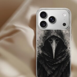以下が含まれることがあります： 透明な携帯電話ケース。黒と白のペスト医師のイラストが描かれています。アートワークは、長い鳥のくちばしのようなマスクをつけたフード付きの人物を描いています。デザインは水彩画風です。