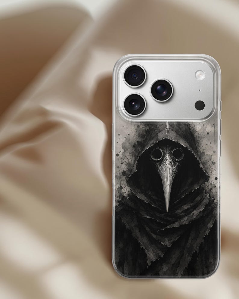 以下が含まれることがあります： 透明な携帯電話ケース。黒と白のペスト医師のイラストが描かれています。アートワークは、長い鳥のくちばしのようなマスクをつけたフード付きの人物を描いています。デザインは水彩画風です。