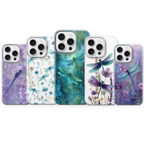 Op de afbeelding: Vijf telefoonhoesjes met libellenontwerpen. De hoesjes hebben verschillende kleurenschema's, waaronder lavendel, blauwgroen en wit, met bloemen- en libellenillustraties. De hoesjes zijn ontworpen voor een smartphone.